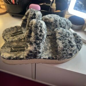 ugg slippers/slides🍒